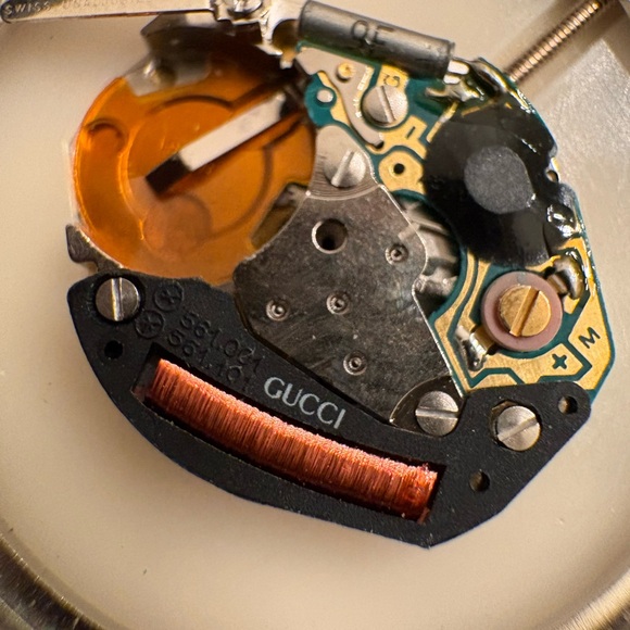 Authentic Vintage Gucci 2200M black & gold Roman numeral bezel watch - Picture 7 of 9